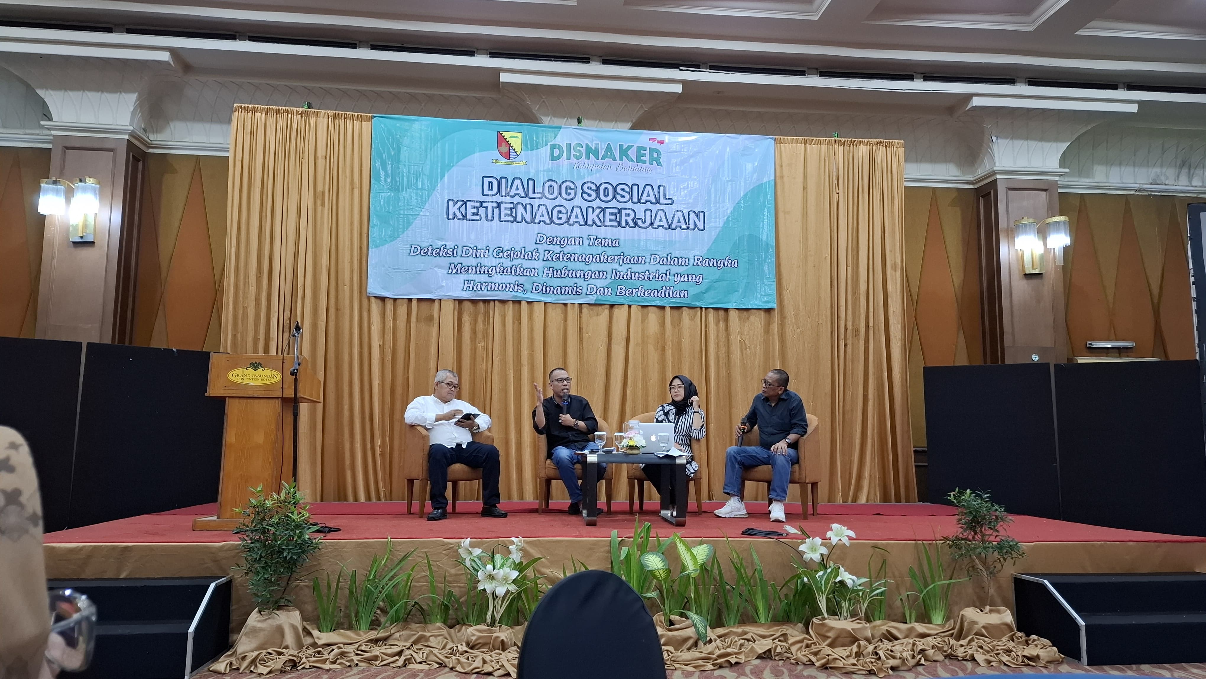 Dialog Sosial Ketenagakerjaan dengan Tema Deteksi Dini Gejolak Ketenagakerjaan dalam Rangka Meningkatkan Hubungan Industrial yang Harmonis, Dinamis, d